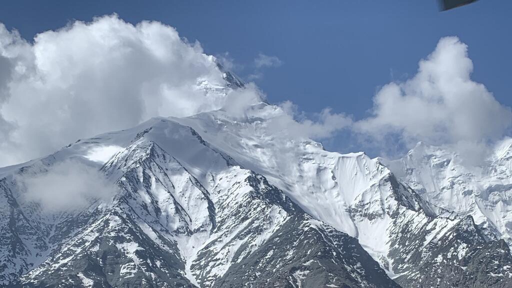 Ледники и реки Таджикистана, берущие начало высоко в горах, обеспечивают пресной водой миллионы людей во всем регионе. 